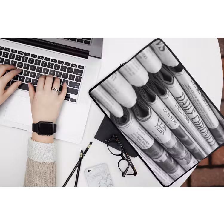 Laptophoes - Krant - Stapel - Nieuws - Zwart-wit - Media — 3