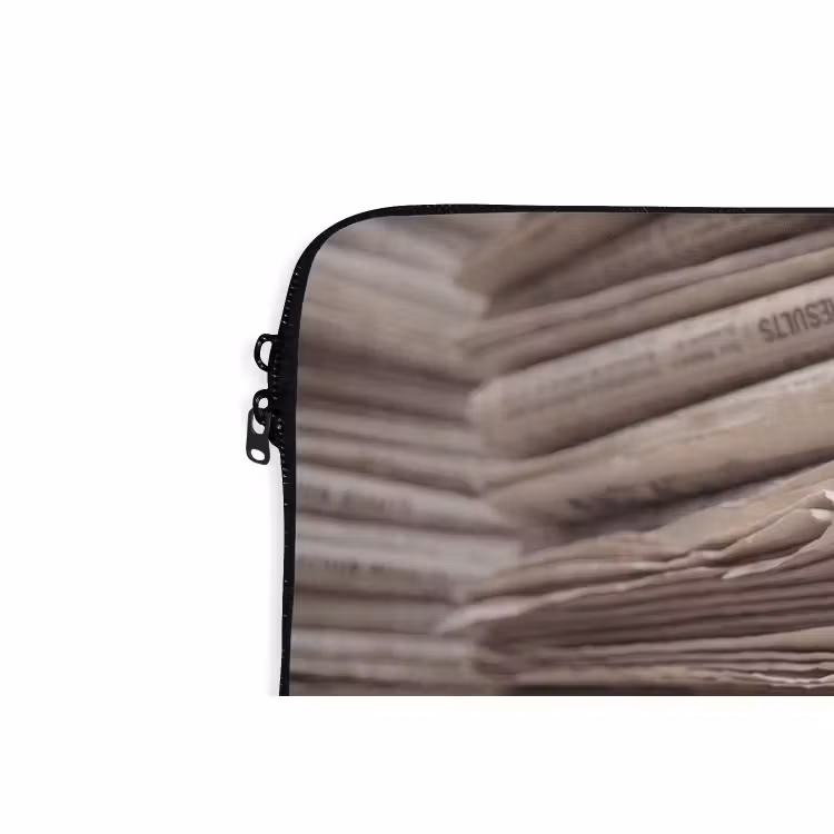 Laptophoes - Kranten - Stapel - Nieuws - Vintage - Beige — 6