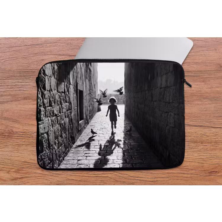 Laptophoes - Kind - Vogel - Straat - Zwart-wit - Spelen — 2