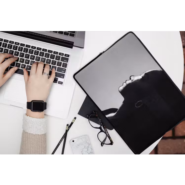 Laptophoes - Vrouw - Profiel - Mensen - Zwart-wit — 3