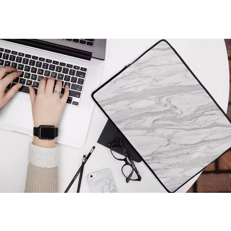 Laptophoes - Marmer - Wit - Grijs - Structuur - Modern — 3
