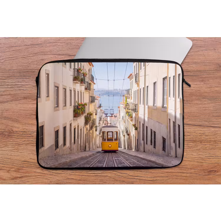 Laptophoes - Tram - Straat - Stad - Architectuur - Geel — 2