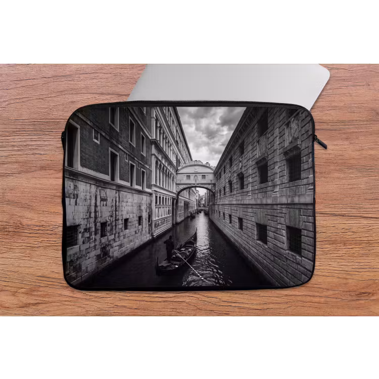 Laptophoes - Boot - Waterweg - Stad - Zwart-wit - Architectuur — 2