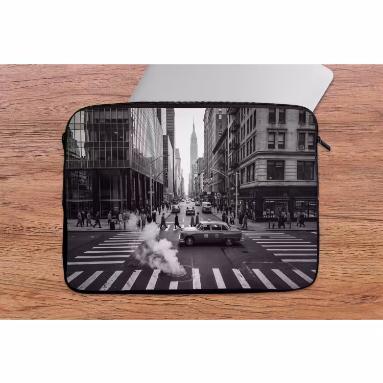 Laptophoes - Stad - Straat - Gebouwen - Verkeer - Zwart-wit — 2