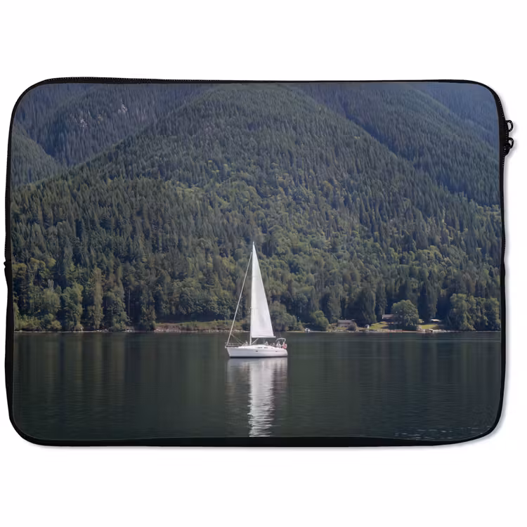 Laptophoes - Zeilboot - Water - Bergen - Natuur - Groen — 1