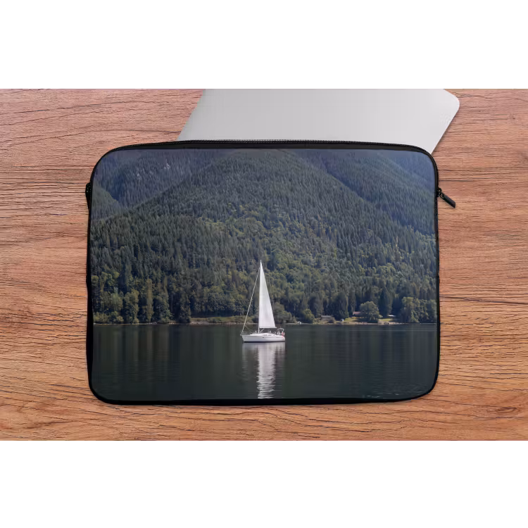 Laptophoes - Zeilboot - Water - Bergen - Natuur - Groen — 2
