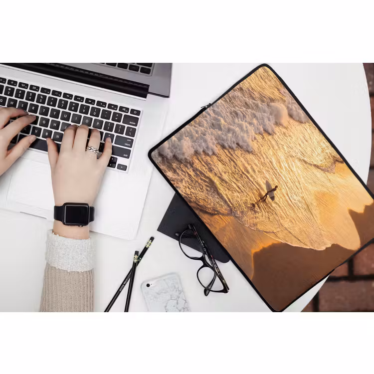 Laptophoes - Surfer - Strand - Zonsondergang - Oceaan - Goud — 3