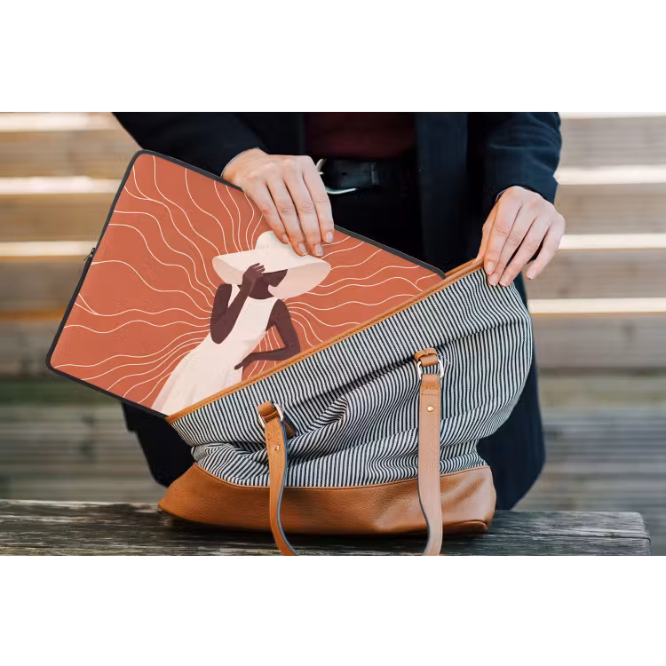Laptophoes - Vrouw - Hoed - Portret - Modern - Beige — 4