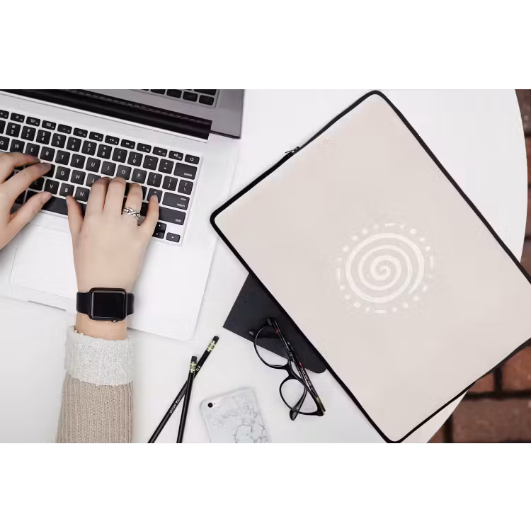 Laptophoes - Symbool - Spiraal - Abstract - Minimalistisch - Beige — 3