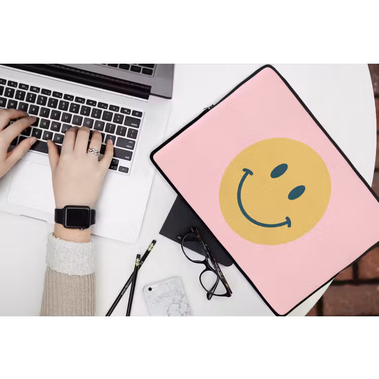 Laptophoes - Smiley - Geel - Roze - Symbool - Minimalistisch — 3